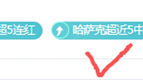 杜兰特场边焦点观战小帽造型，薯片蘸酱享受篮球盛宴